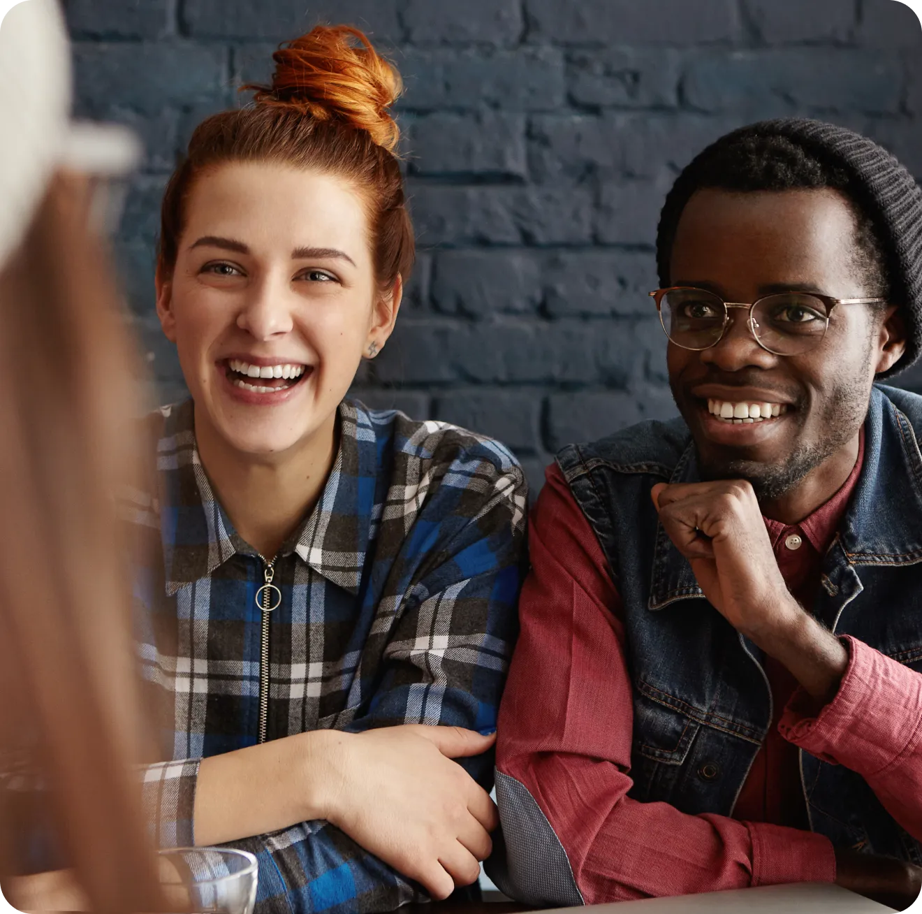 Two people smiling and engaging in conversation, representing Yuno's human-centered approach to knowledge sharing and connection