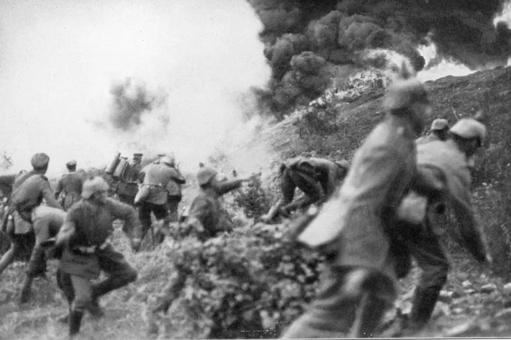 14. März 1916: Deutsche Infanteristen verlassen die Schützengräben, um die Höhe Toter Mann zu erstürmen.