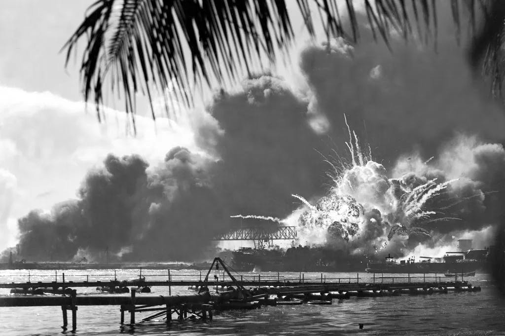 Der Angriff auf Pearl Harbor war ein Überraschungsangriff der kaiserlichen japanischen Marine auf den Marinestützpunkt der Vereinigten Staaten in Pearl Harbor, Hawaii, am Morgen des 7. Dezember 1941.