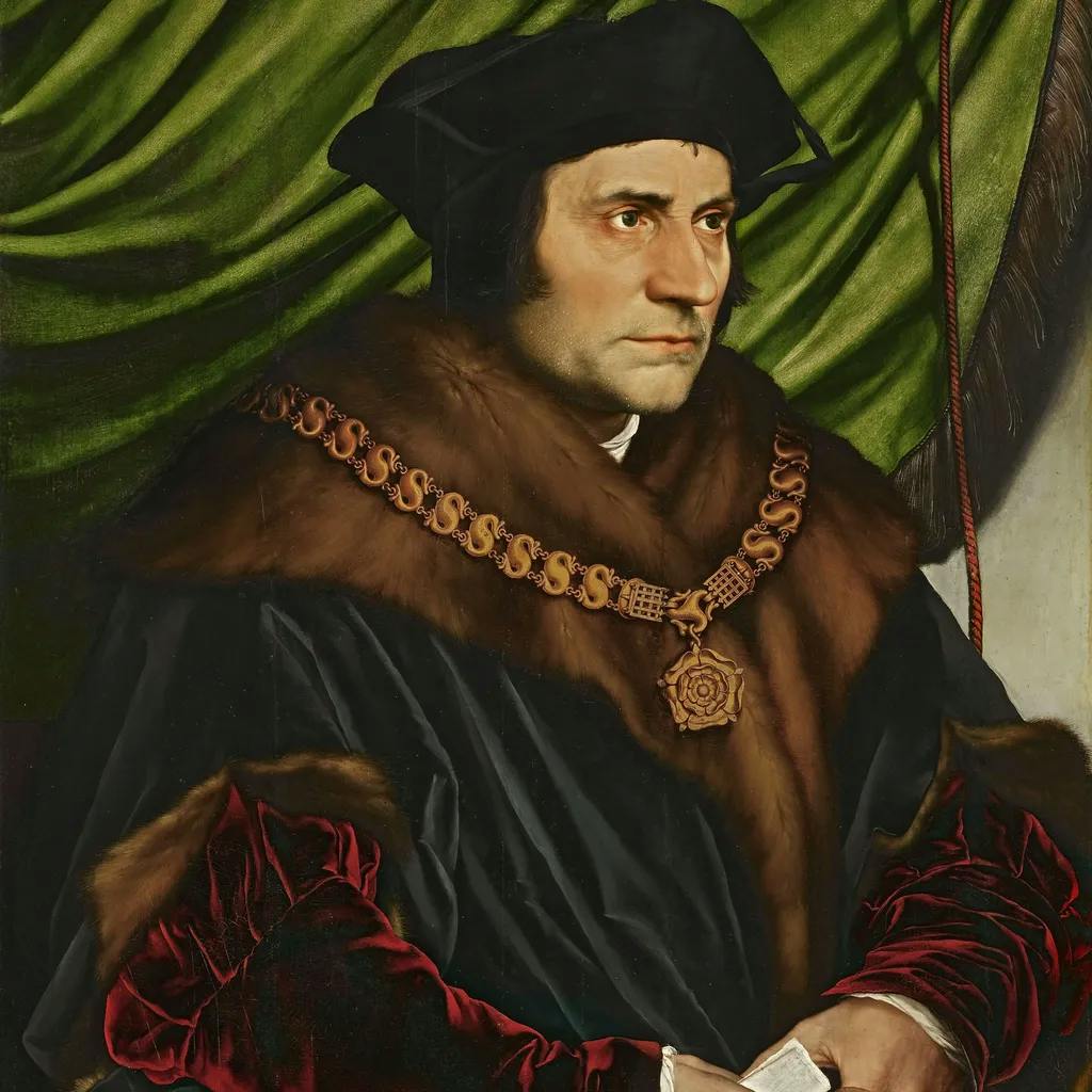Das Bild zeigt ein Porträt von Thomas Morus, erkennbar an seiner Kleidung und Insignien eines hohen Amts in der Renaissance. Er trägt ein schwarzes Gewand, eine goldene Kette und ein Barett, und im Hintergrund ist ein grüner Vorhang zu sehen.