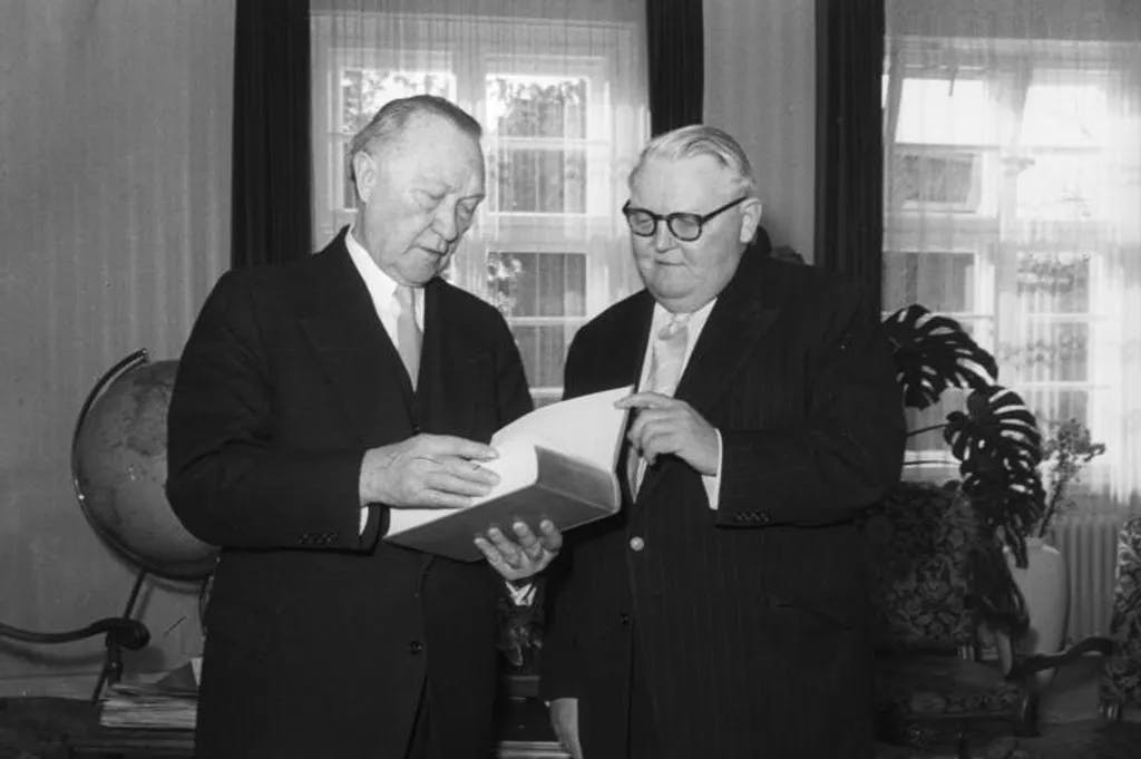 Adenauer und Erhard (1956), Bundesarchiv, B 145 Bild-F004214-0033 / CC-BY-SA 3.0