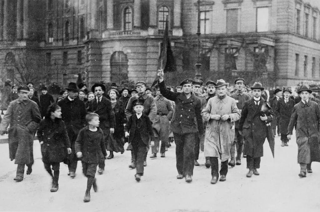 Novemberrevolution 1918: Truppenteile schließen sich den Streikenden an, Berlin, 9. November 1918. Demonstrationszug Unter den Linden; im Hintergrund Alte Bibliothek und Palais Kaiser Wilhelms.