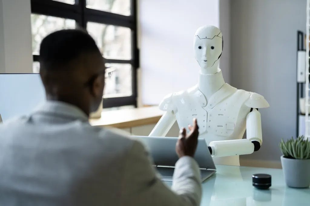 Afrikanische Männer im Interview mit AI-Robotermaschine