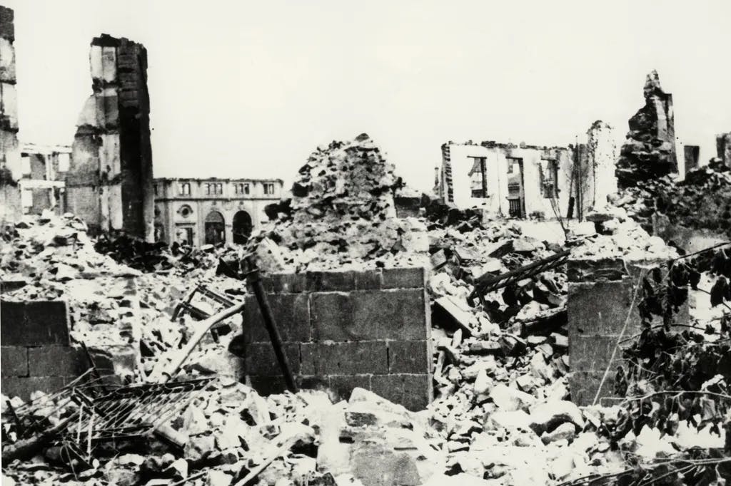 Spanischer Bürgerkrieg 1936–1939. Bombardierung der nordspanischen Stadt Guernica durch die deutsche “Legion Condor” am 24. April 1937, die durch den Luftangriff völlig zerstört wurde.Trümmer zerstörter Häuser nach dem Angriff.