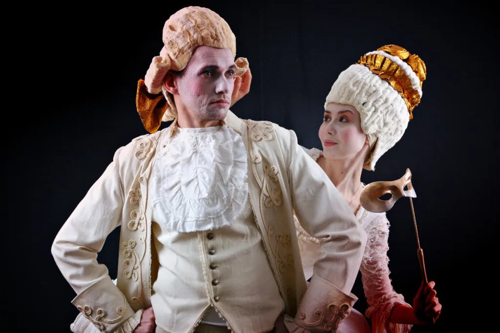 Mann und Frau in antiken Kostümen und weißen Perücken