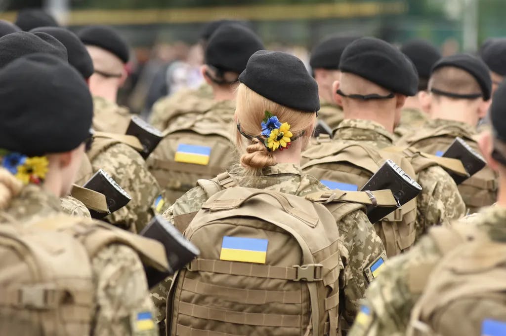 Frauensoldat. Frauen in der Armee. Ukrainische Flagge auf militärischer Uniform. ukrainische Truppen