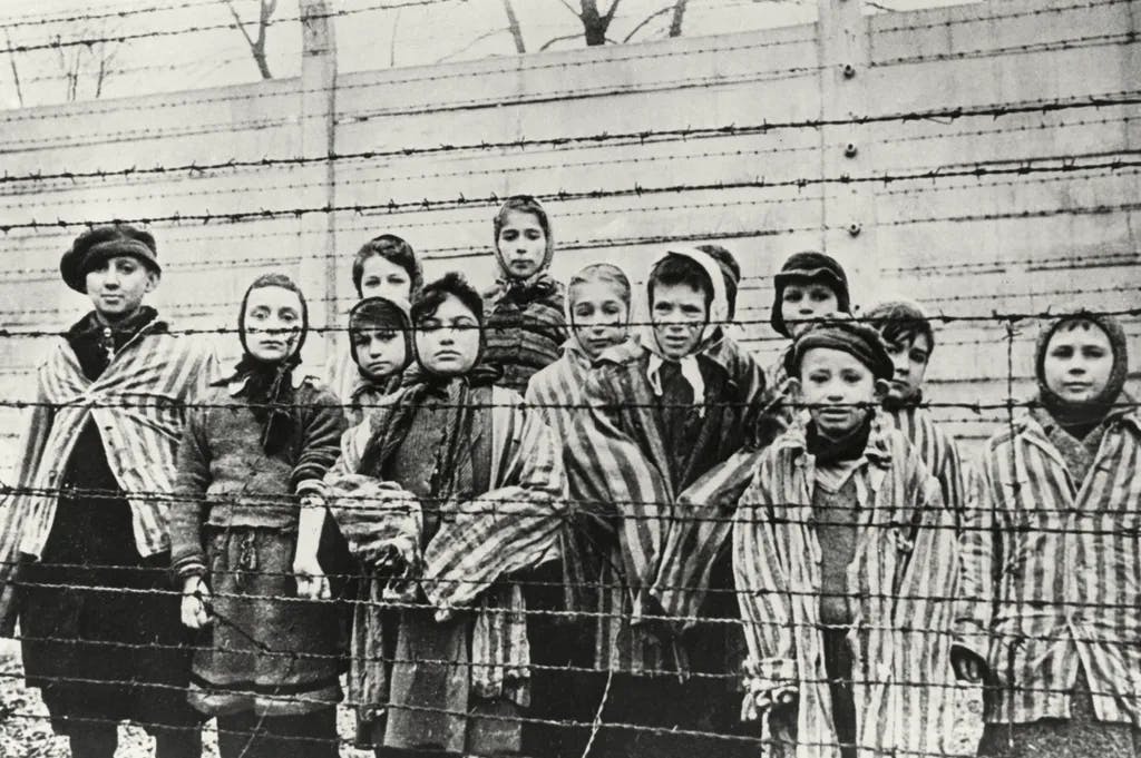 Nationalsozialismus: Konzentrationslager. Auschwitz (Polen), nach der Befreiung durch sowjetische Truppen am 27.1.1945. Gruppe überlebender Kinder.