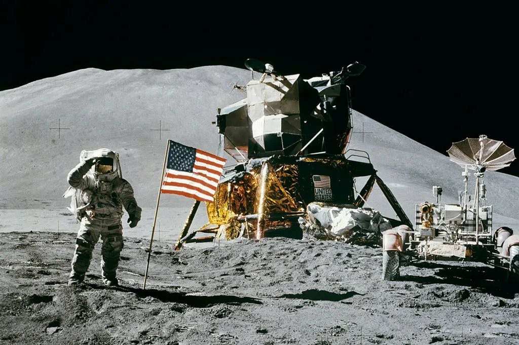 Mann auf dem Mond mit US-Flagge