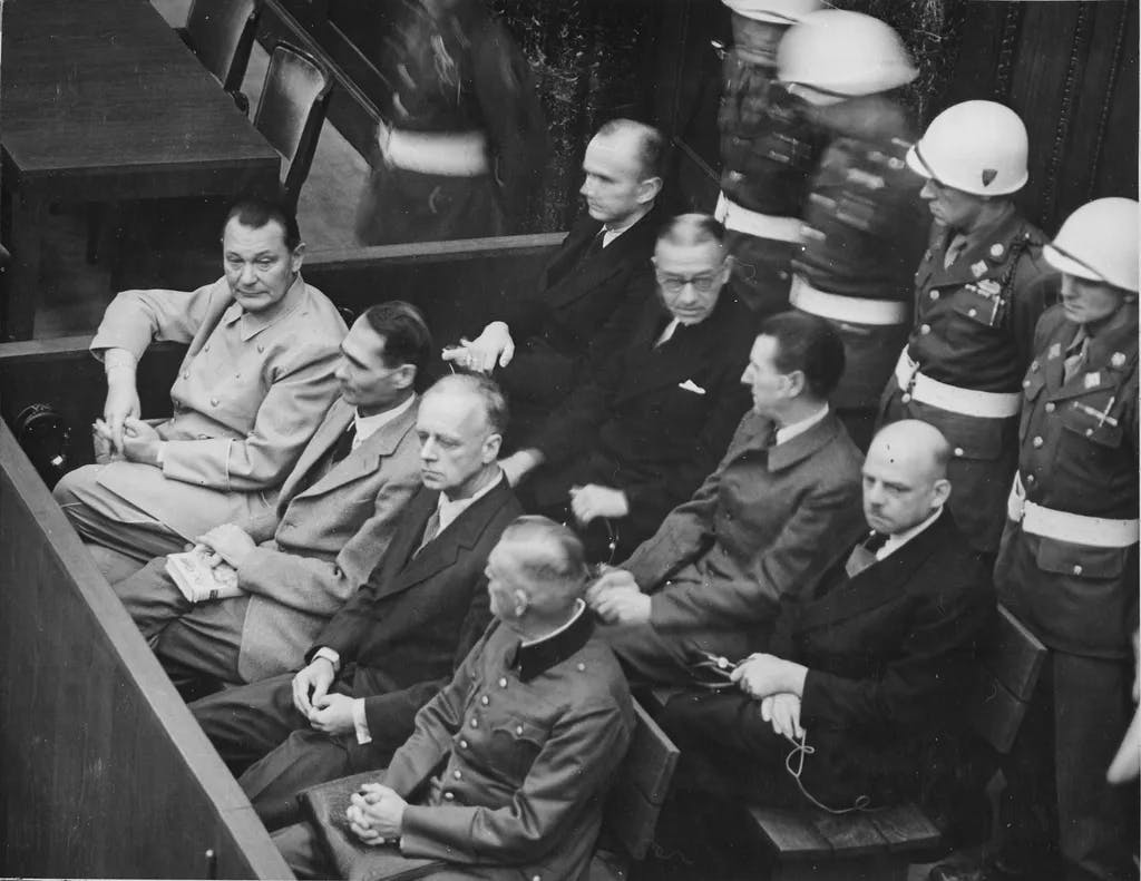 Der Hauptkriegsverbrecher-Prozess war der erste der dreizehn Nürnberger Prozesse. Auf der Anklagebank, von links: Göring, Heß, von Ribbentrop, Keitel (vorne), Dönitz, Raeder, von Schirach und Sauckel (dahinter).