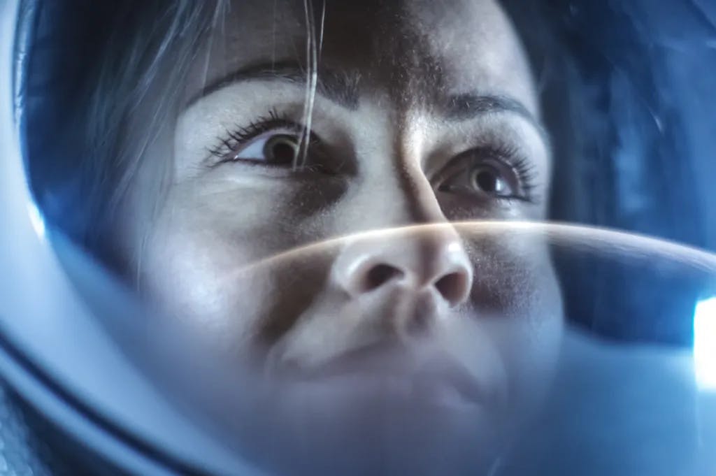 Porträtaufnahmen des mutigen weiblichen Astronauten tragen Helm im Weltraum, Blick in Wonder.