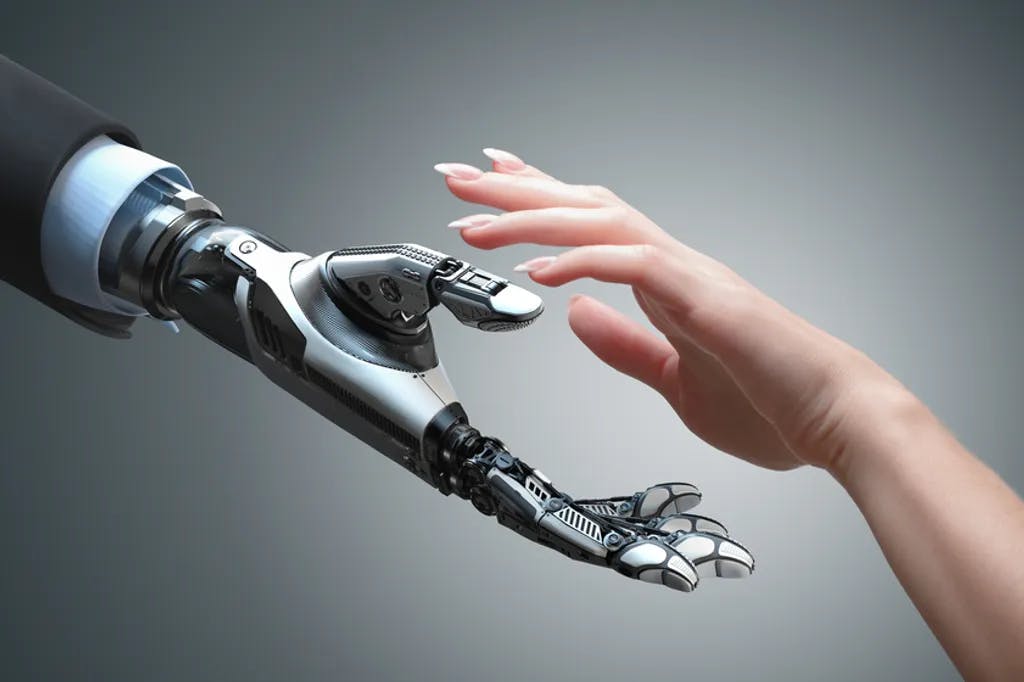 Roboter gibt einer Frau die Hand. Zwei Hände in Angebotsposition.