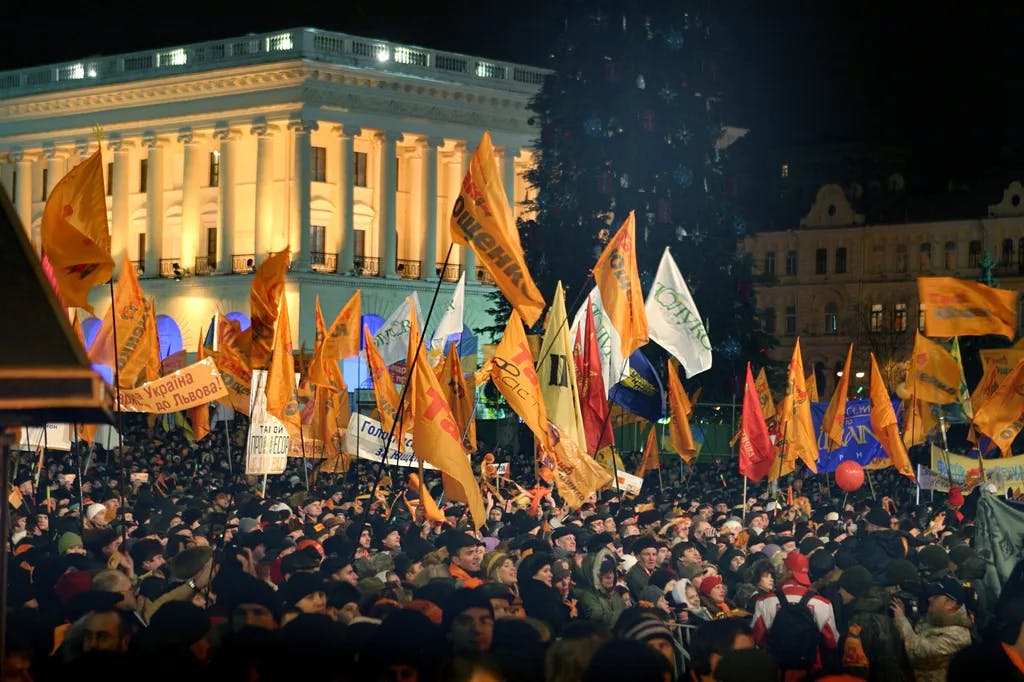 Kiew, Ukraine - Ereignisse der Orangenen Revolution in Kiew im Dezember 2004. Protestanten auf dem Unabhängigkeitsplatz