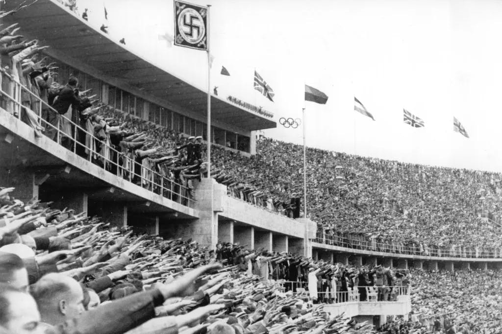 Die Zuschauer zeigen den Hitlergruß während der Eröffnungsfeier der Olympischen Sommerspiele am 1. August 1936 in Berlin.