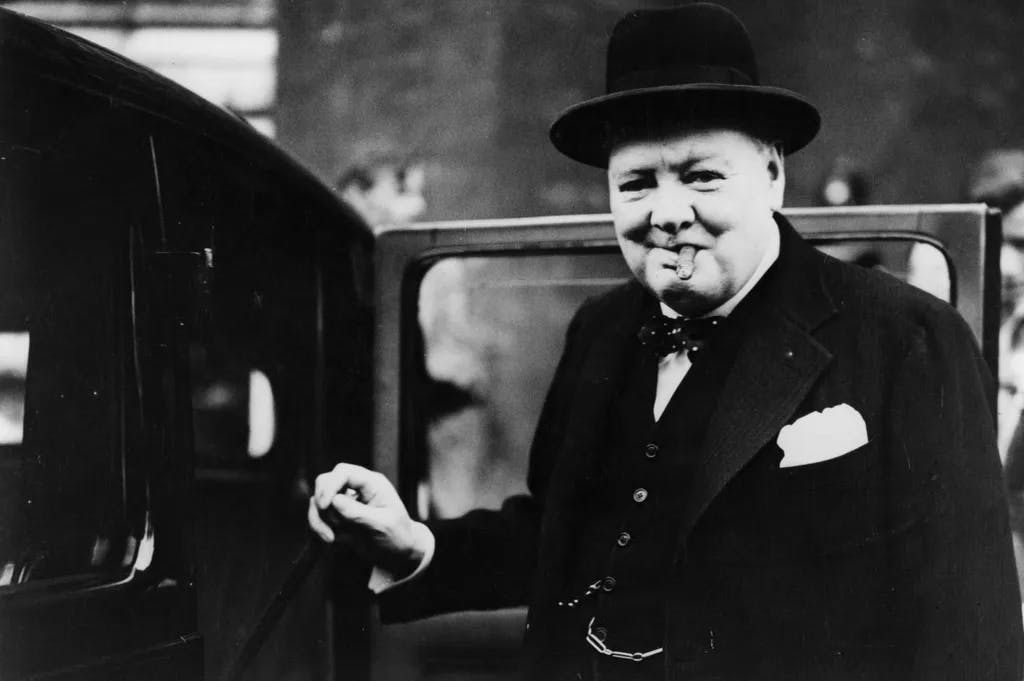 Churchill nach seinem Rücktritt vom Amt des Premierministers verläßt den Amtssitz Downing Street und begibt sich zu einer Audienz beim König. Foto, 26. Juli 1945.