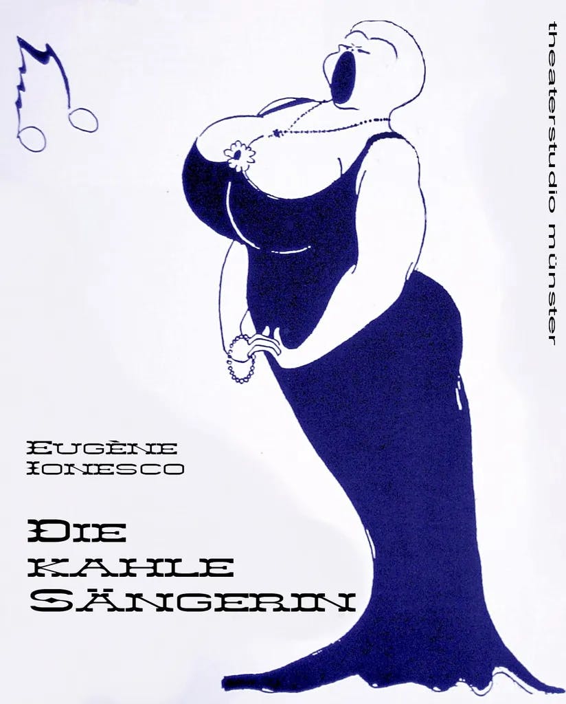 Das Bild ist ein Plakat für das Theaterstück "Die Kahle Sängerin" von Eugène Ionesco. Es zeigt eine stilisierte, üppige Figur einer singenden Frau in Schwarz-Weiß, die eine Halskette trägt und deren Kopf durch eine Note ersetzt ist.