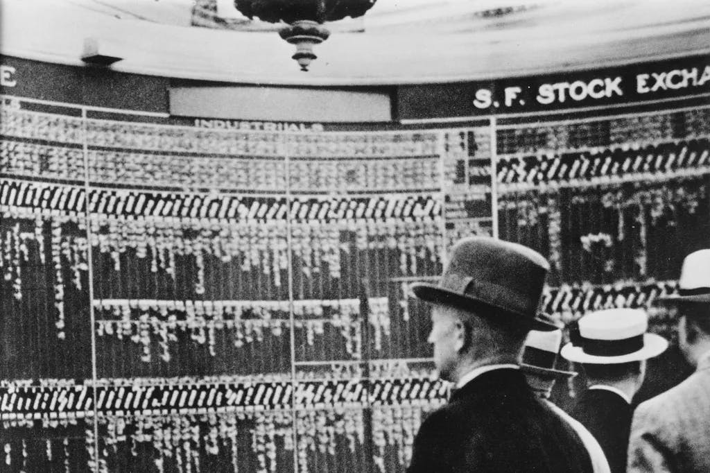 Weltwirtschaftskrise / Große Depression Oktober 1929.In der Halles des St. Francis Hotels in San Francisco: Aktieninhaber verfolgen die Kursbewegungen der New Yorker Börse. Foto Erich Salomon (1886–1944).