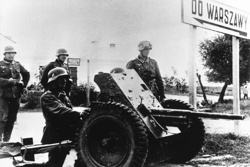 2. Weltkrieg / Polenfeldzug Sept. 1939: Beginn des Angriffs auf Warschau, 25. September 1939. Deutsche Panzerabwehrkanone in Stellung vor Warschau.