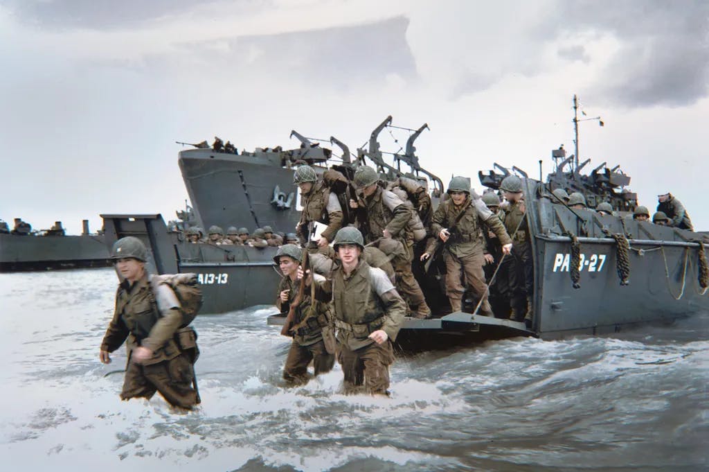 2. Weltkrieg / Alliierte Landungen in der Normandie nach dem “D-Day”. US-Truppen gehen von einem Landungsboot der US-Küstenwache an Land.