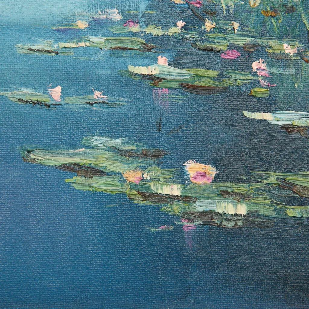 Seerosen auf einem See in getupften Stil gemalt. Das Wasser ist dunkel blau und die Rosen blühen. 