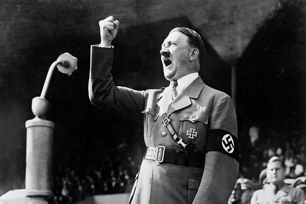 Nationalsozialismus / 20. Jahrhundert. Rede von Adolf Hitler vor der Hitlerjugend am 8. September 1934 auf dem 6. Reichsparteitag der NSDAP, der vom 5. bis 10. September 1934 in Nürnberg stattfand. Im Hintergrund (rechts) Baldur von Schirach, Reichsjugendführer der NSDAP und Leiter der Hitlerjugend von 1931 bis 1940.