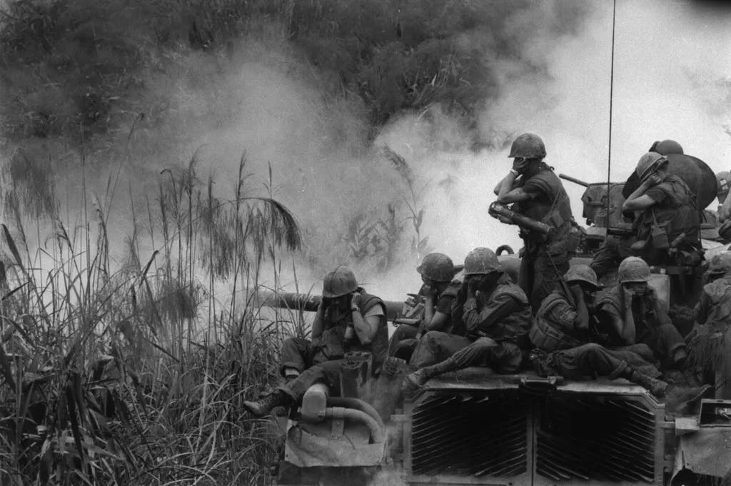 Indochinakriege / Vietnamkrieg 1964–75.Gefecht südostlich von Phu Bai: US– Marines auf einem M–48 Panzer feuern mit einem 90 mm Geschütz auf die feindlichen Stellungen.