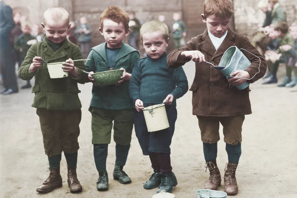Essensausgabe an unterernährte Berliner Kinder. Foto um 1920