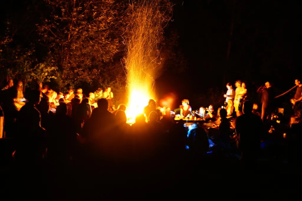 Keblany/Tschechische Republik - 19. August 2018: Gruppe von Menschen an einem großen Lagerfeuer bei Nacht