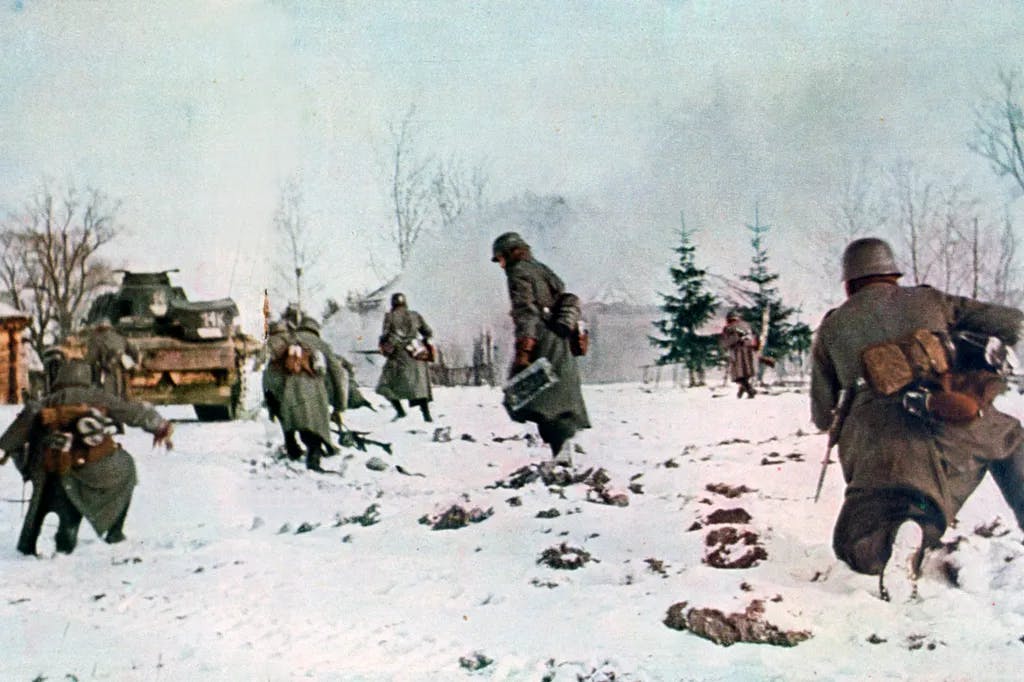 Deutsche Infanteristen folgen einem Panzer in Richtung Moskau im Schnee, Russland, 1941. Im Juni 1941 startete Hitler die Invasion der Sowjetunion, genannt Operation Barbarossa.