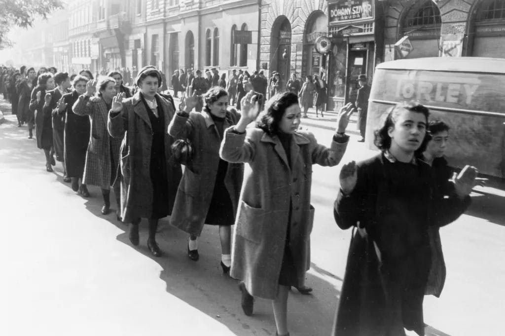 2. Weltkrieg / Deportation ungarischer Juden, Sommer 1944, nach dem Einmarsch deutscher Truppen und Einheiten der Waffen-SS in Ungarn, am 19. März 1944. Budapest: Juden werden mit erhobenen Händen durch eine Straße geführt.