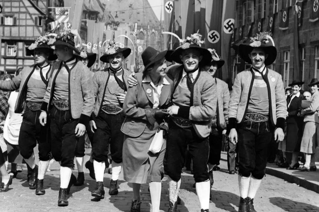 Reichsparteitag 1938 in Nürnberg - Zum "Parteitag Großdeutschland" marschieren nach dem Anschluß Österreichs auch österreichische Trachtengruppen (hier aus dem Zillertal) durch die Stadt.