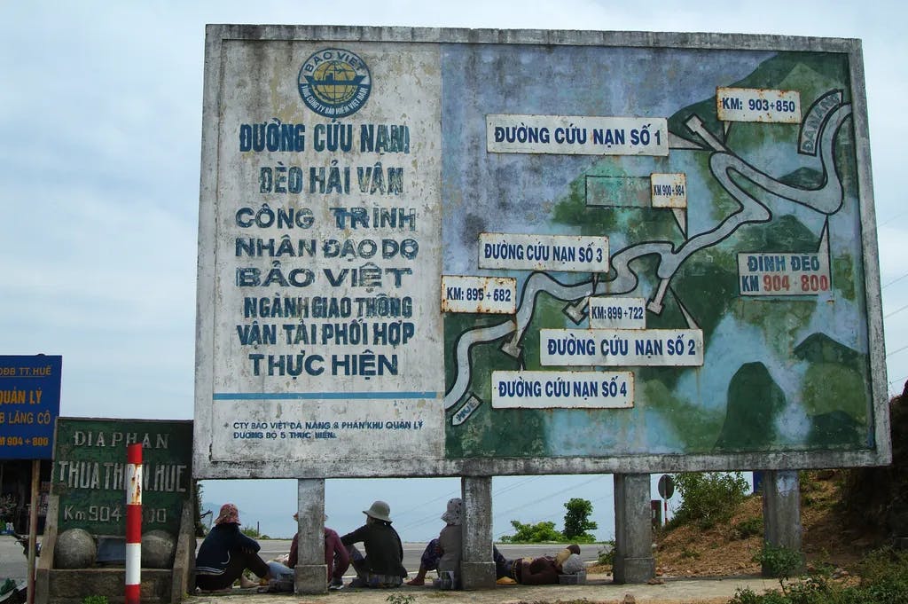 Vietnam, Hai-Van-Paß – Wolkenpaß (natürliche Grenze zwischen Nord– und Südvietnam, stark umkämpfte Zone während des Vietnamkrieges 1964–75)